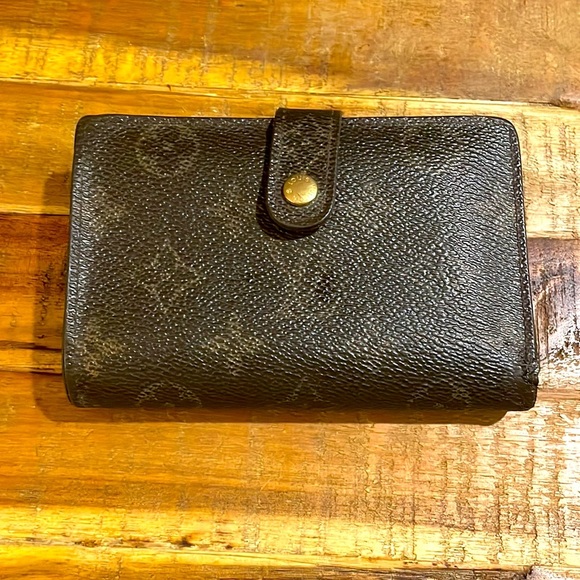 Louis Vuitton Handbags - Louis Vuitton short snap wallet